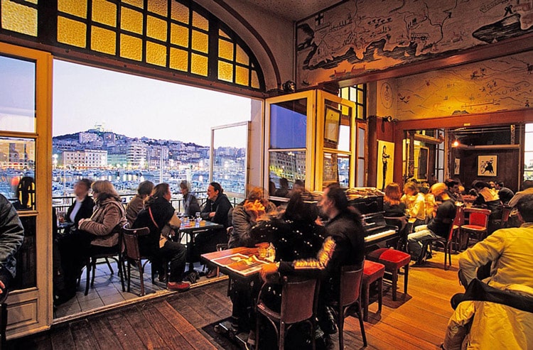 La Caravelle, un bar et restaurant sur le vieux port